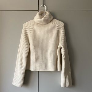 H&M off white  turtleneck sweater size us XS